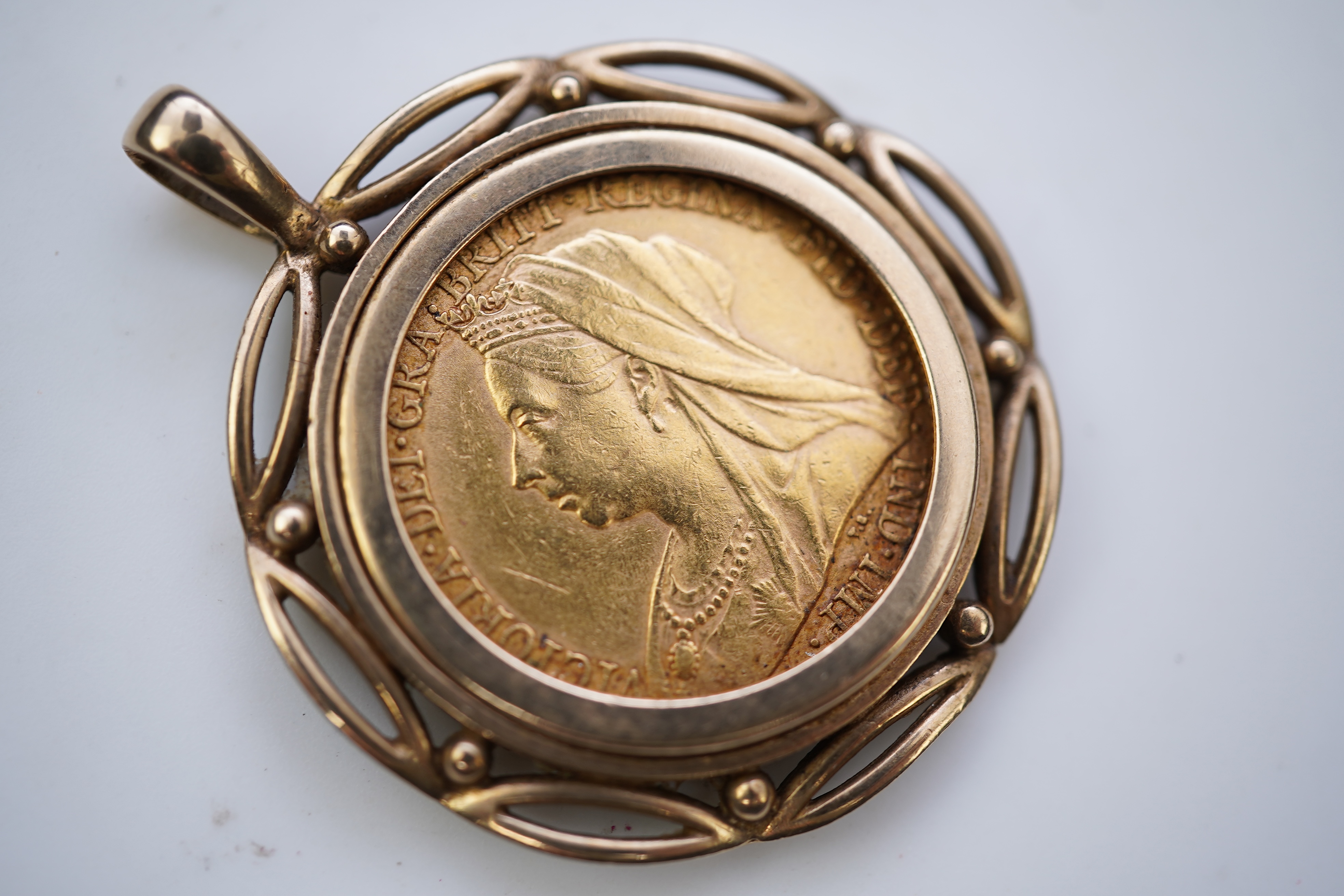 A gold sovereign pendant
